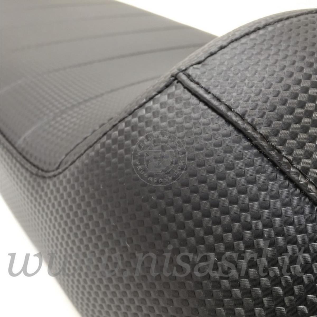 Sella CORSA per Vespa 50, Special, Et3 Primavera in ABS - rivestita in skai nero carbonio